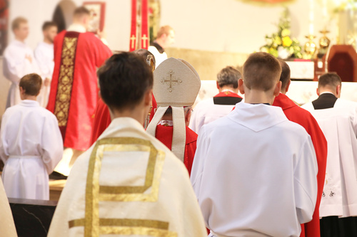 The bishop celebrates the celebration of Confirmation / Adobe Stock/Krzysztof Winnik